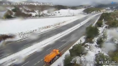 Nieve en la A6 en el Puerto del Manzanal este domingo