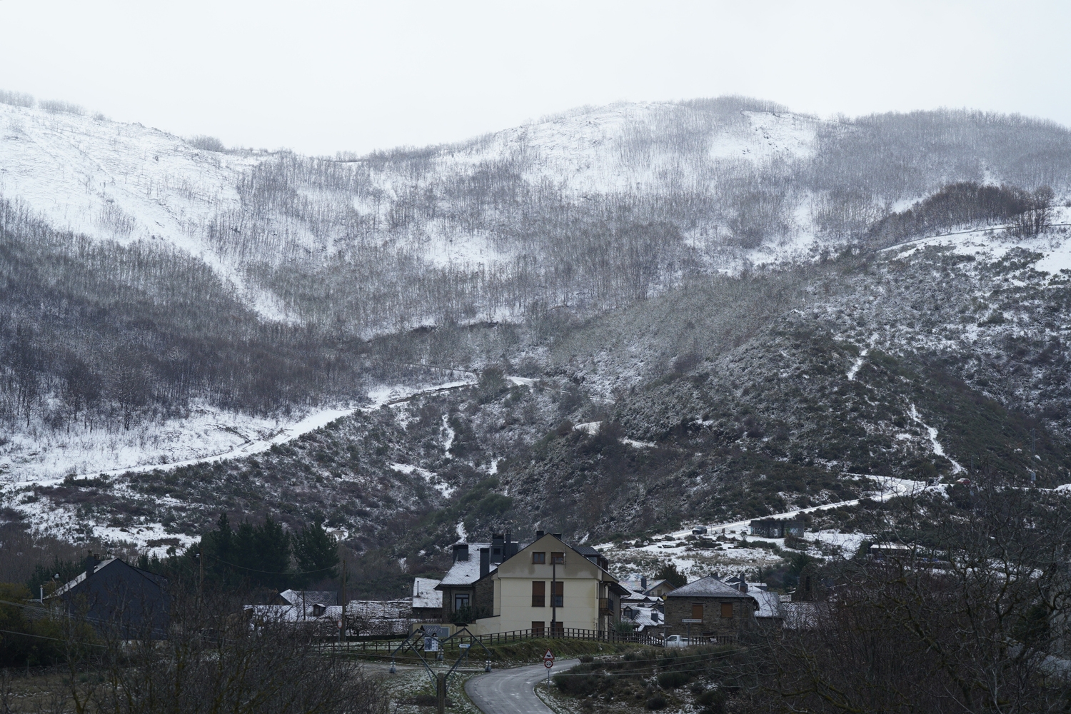 César Sánchez / ICAL. Nieve en la localidad de San Cristóbal de Valdueza 