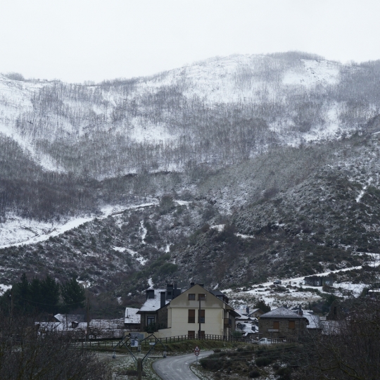 César Sánchez / ICAL. Nieve en la localidad de San Cristóbal de Valdueza 