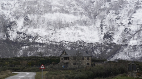 César Sánchez / ICAL. Nieve en la localidad de San Cristóbal de Valdueza 