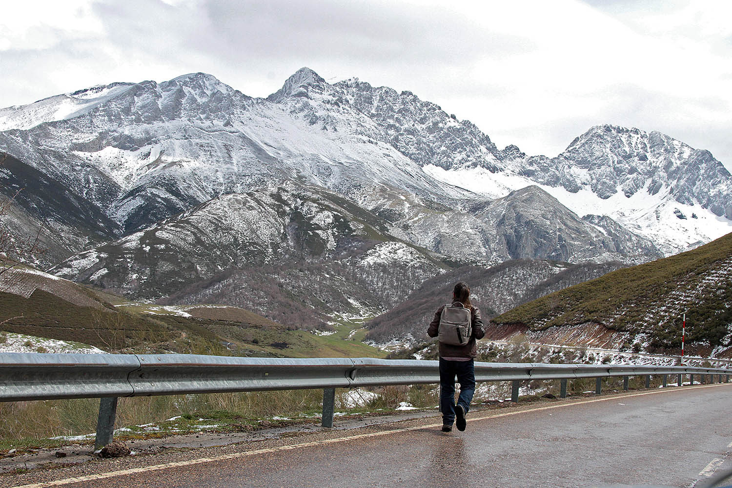 Peio García / ICAL . La nieve sólo llega a las cumbres en los valles de Babia y Laciana (León)