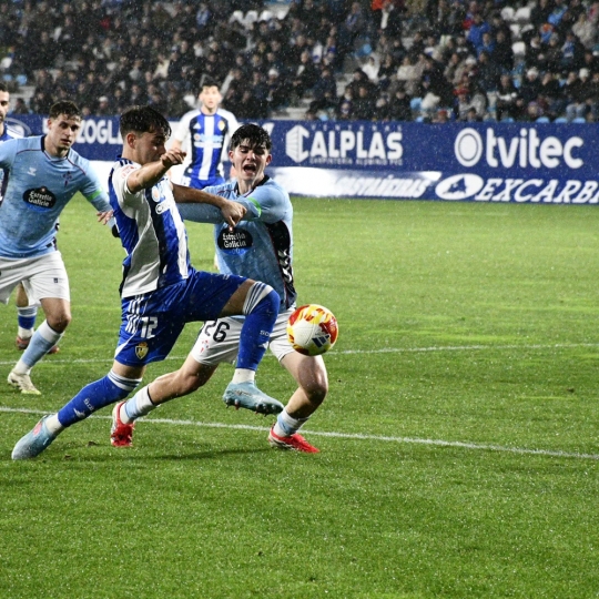 Primera parte del partido entre la Ponferradina y el Celta Fortuna (9)
