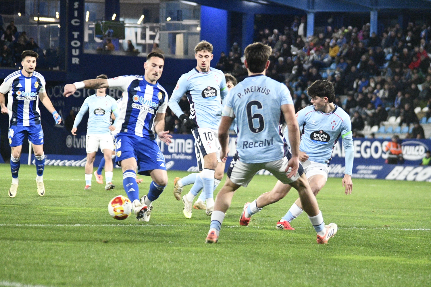 Primera parte del partido entre la Ponferradina y el Celta Fortuna (19)