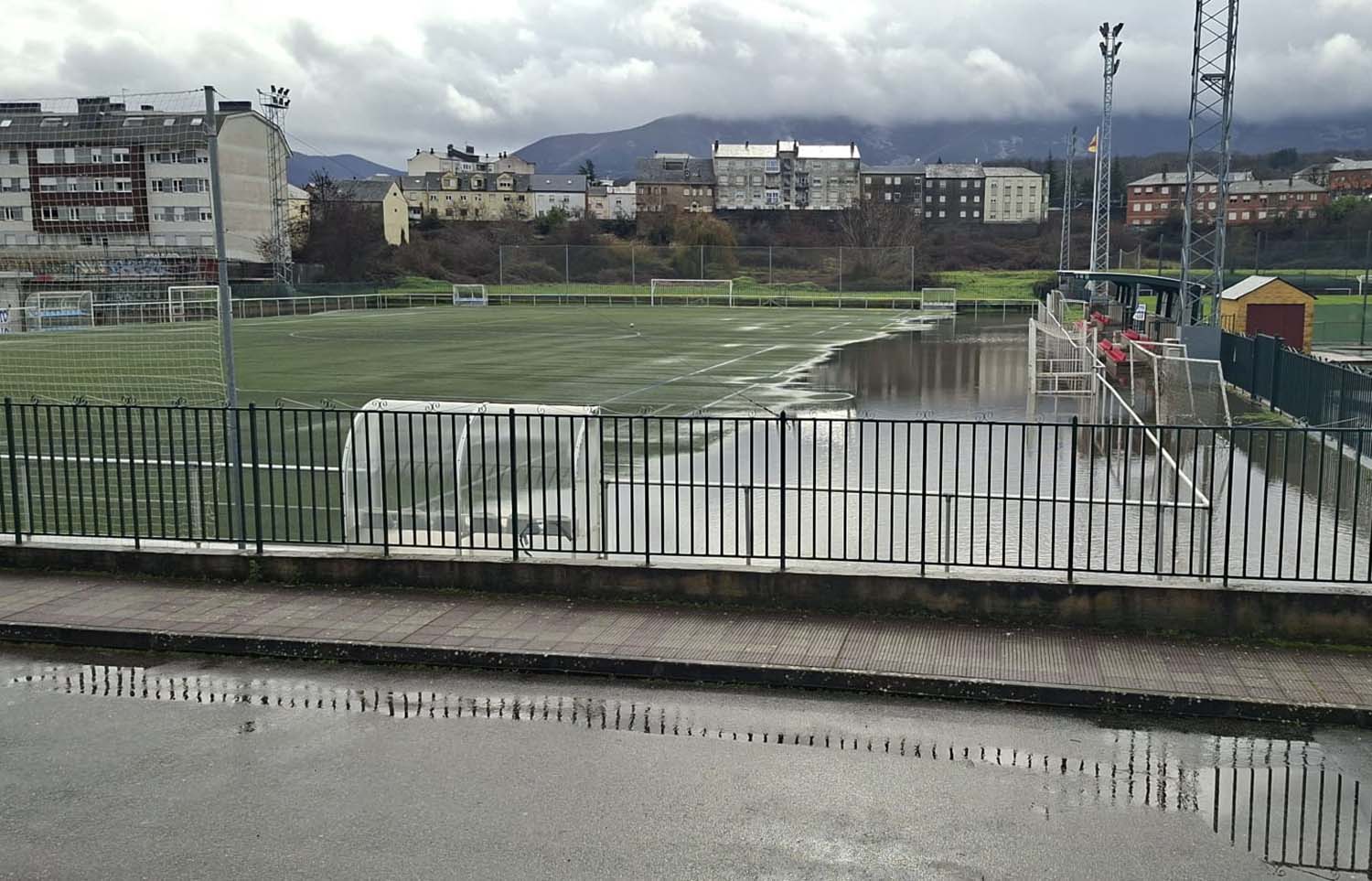 Instalaciones deportivas del Barco en Bembibre anegadas por la crecida del Boeza