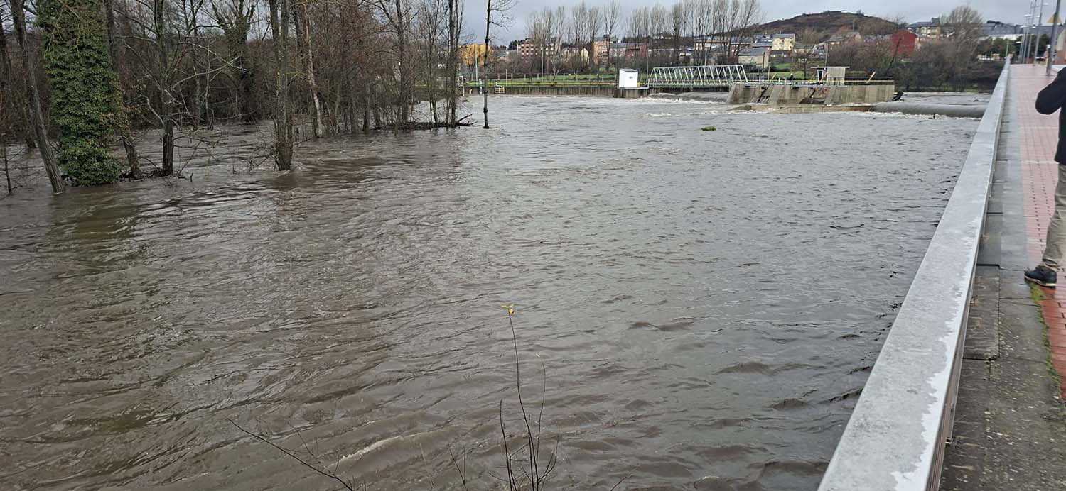 Instalaciones deportivas del Barco en Bembibre anegadas por la crecida del Boeza.
