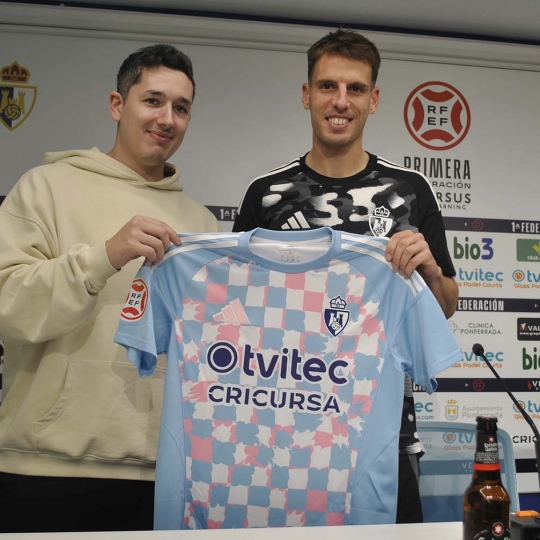 Carlos Calderón durante su presentación con la Ponferradina