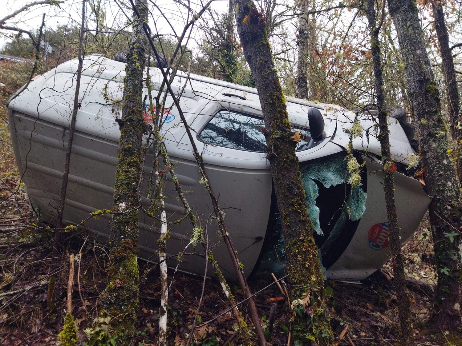 Caída por un barranco de una furgoneta en Noceda del Bierzo | Foto: Cedida a InfoBierzo 