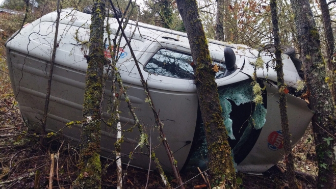 Caída por un barranco de una furgoneta en Noceda del Bierzo | Foto: Cedida a InfoBierzo 