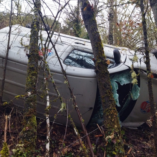Caída por un barranco de una furgoneta en Noceda del Bierzo | Foto: Cedida a InfoBierzo 