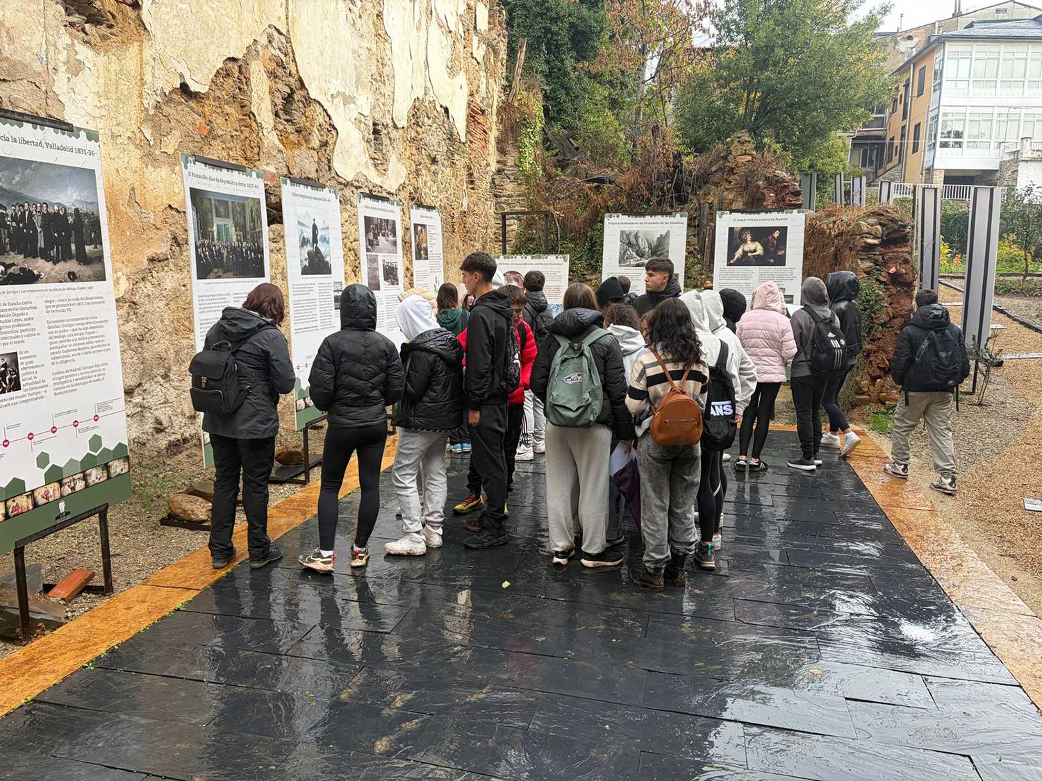 Estudiantes visitando el Jardín Romántico del Bierzo