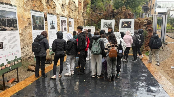 Estudiantes visitando el Jardín Romántico del Bierzo