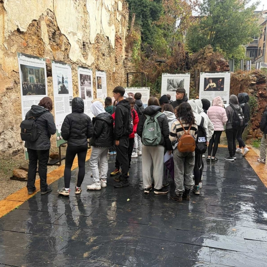Estudiantes visitando el Jardín Romántico del Bierzo