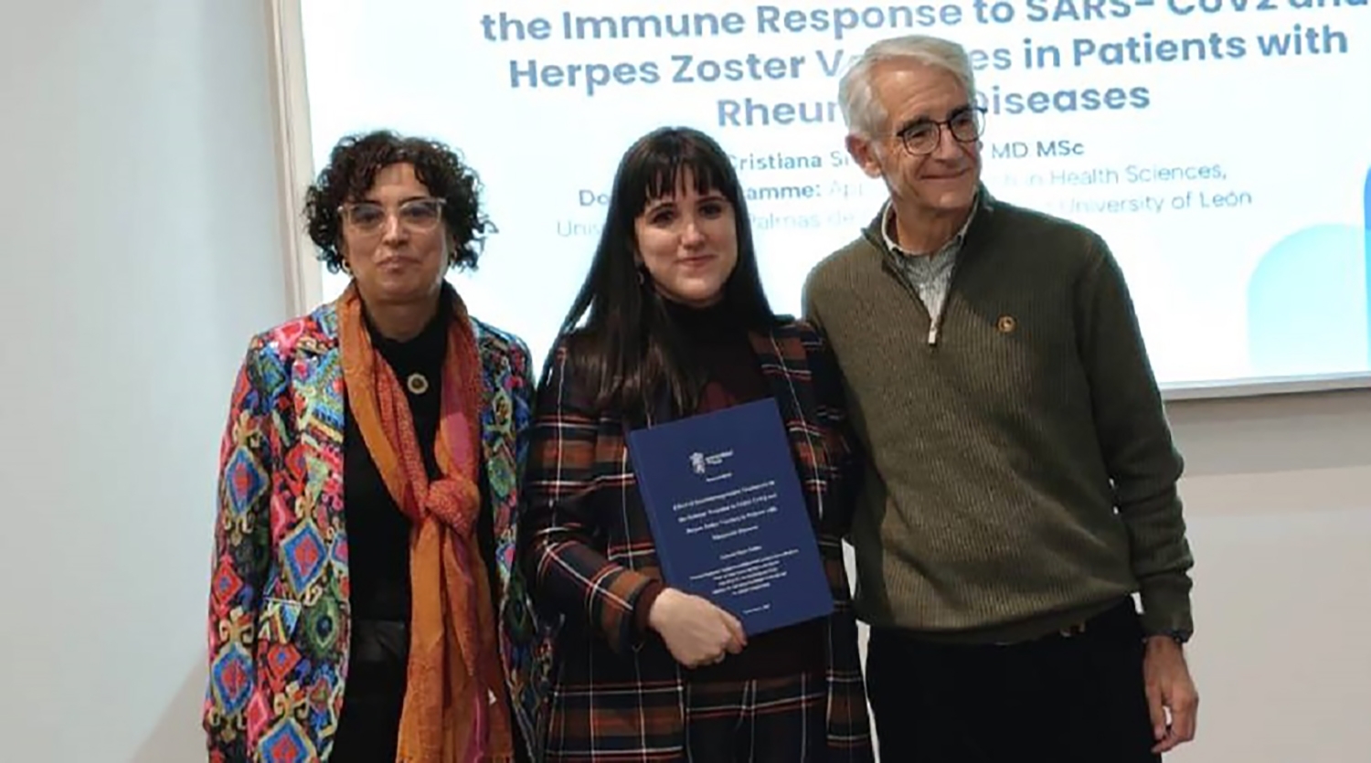 En el centro Cristiana Sieiro, junto a sus directores de tesis, Ana Mª Sahagún y José Mª García