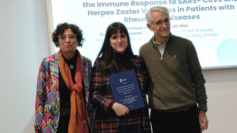 En el centro Cristiana Sieiro, junto a sus directores de tesis, Ana Mª Sahagún y José Mª García