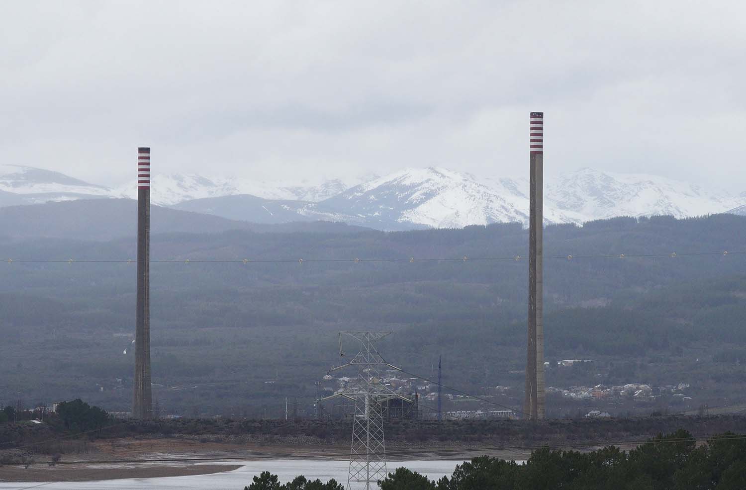 César Sánchez / ICAL. Chimeneas de la central térmica de Compostilla en Cubillos del Sil (León), que serán derruidas el próximo día 12 de febrero
