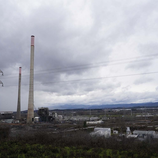 César Sánchez / ICAL. Chimeneas de la central térmica de Compostilla en Cubillos del Sil (León), que serán derruidas el próximo día 12 de febrero