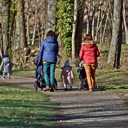 Familia con hijos (Pixabay Annabel P)