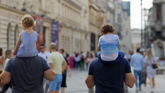 Familia con hijos (Pixabay Surprising Media)