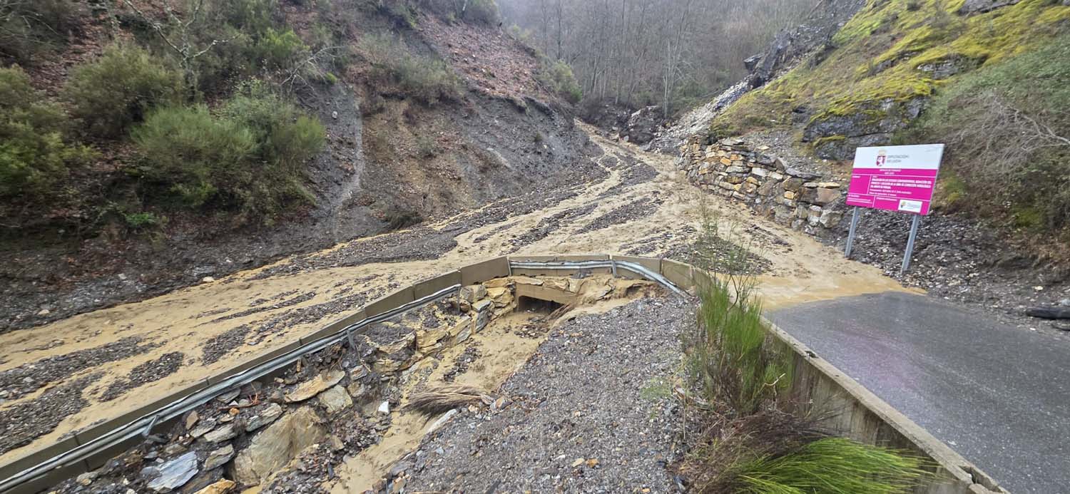 Carretera de acceso a Peñalba este miércoles 