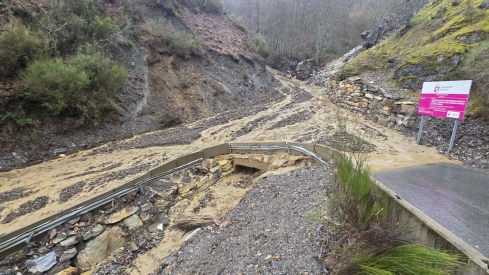 Carretera de acceso a Peñalba este miércoles 