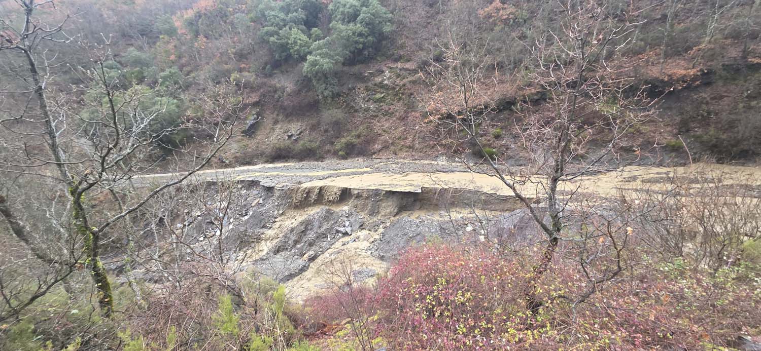 Carretera de acceso a Peñalba este miércoles (4)