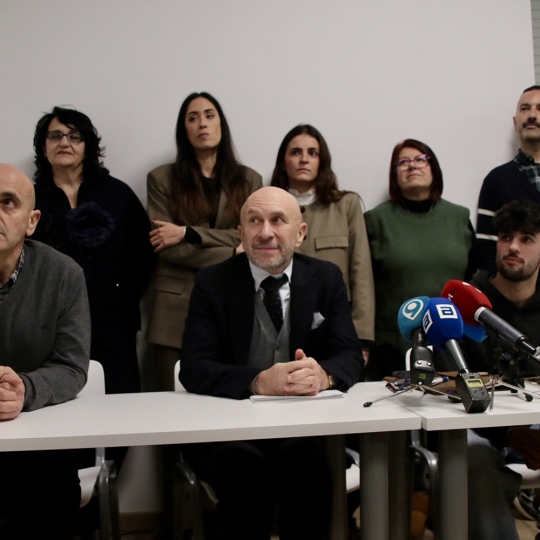 Peio García / ICAL . La plataforma creada por la Comisión de Fiestas de Villamanín da una rueda de prensa para informar sobre el desarrollo del proceso de registro