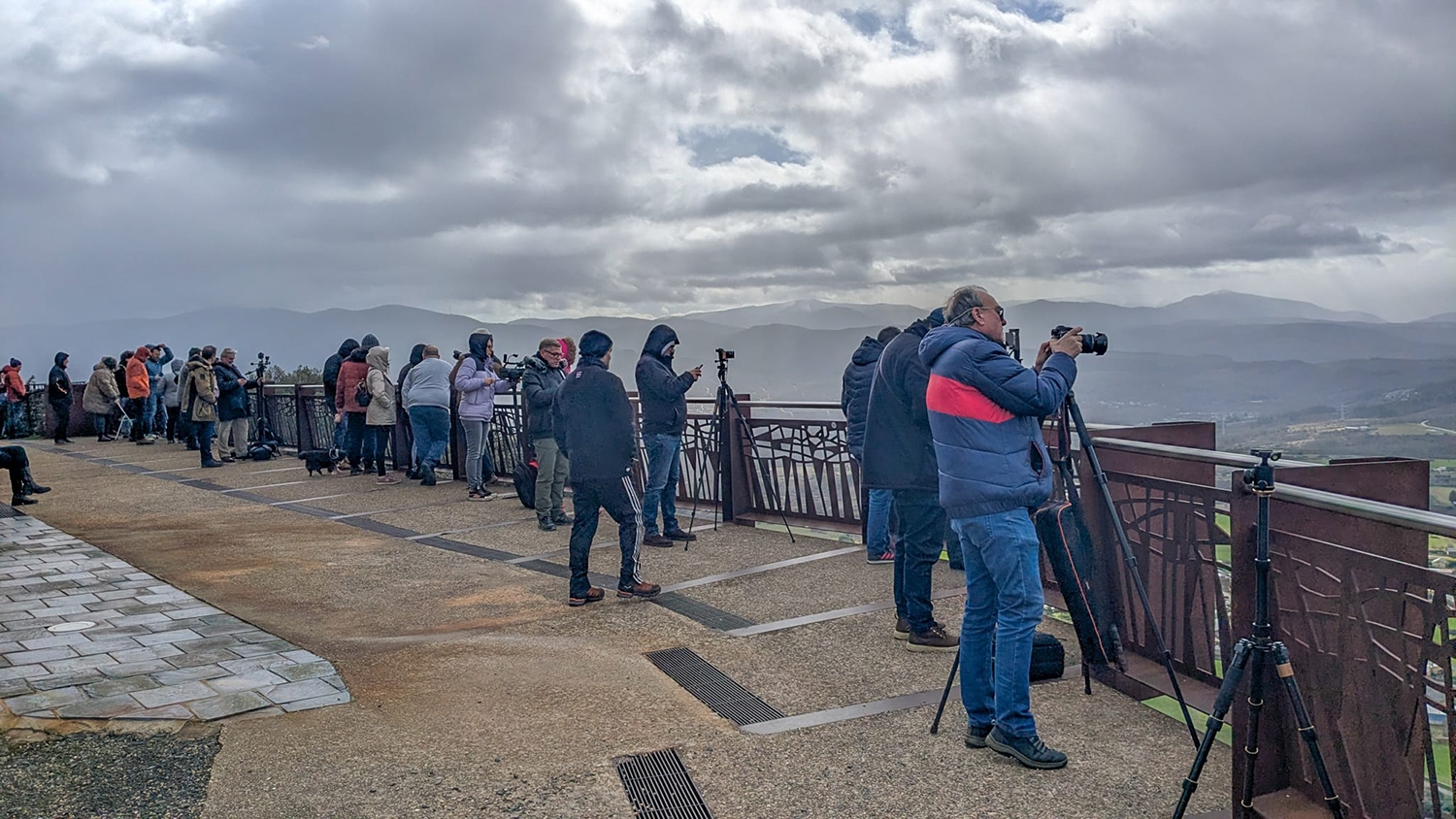 Expectación por la demolición de las chimeneas de Compostilla