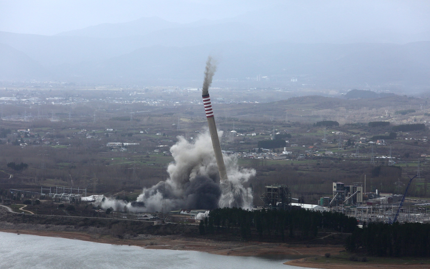 Demolición de las chimeneas de Compostilla (1)