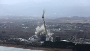 Demolición de las chimeneas de Compostilla (1)