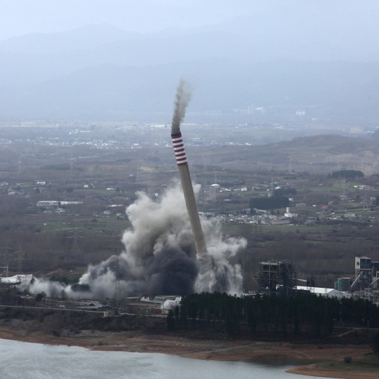 Demolición de las chimeneas de Compostilla (1)