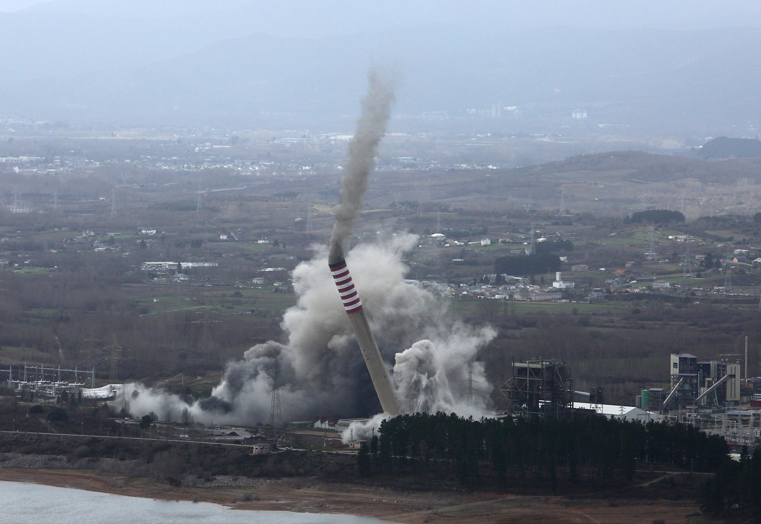 Demolición de las chimeneas de Compostilla (2)