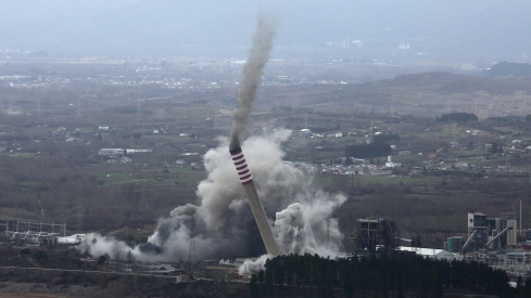 Demolición de las chimeneas de Compostilla (2)
