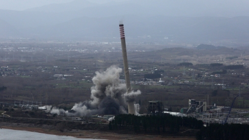 Demolición de las chimeneas de Compostilla (3)