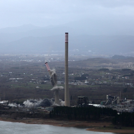 Demolición de las chimeneas de Compostilla (4)