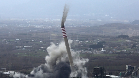 Demolición de las chimeneas de Compostilla (5)