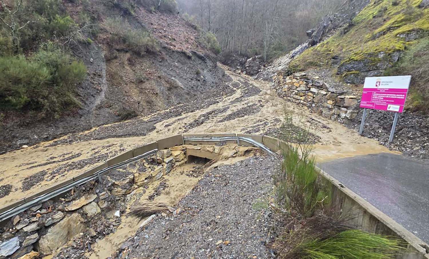 Carretera de acceso a Peñalba de Santiago
