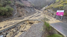 Carretera de acceso a Peñalba de Santiago