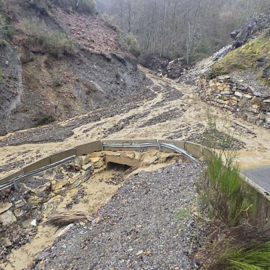 Carretera de acceso a Peñalba de Santiago