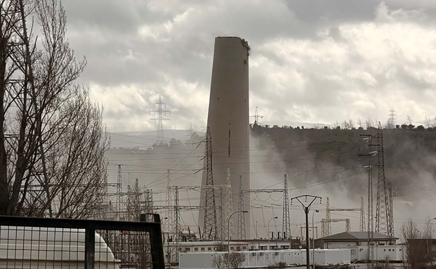 Chimenea de Compostilla en pie tras la demolicion