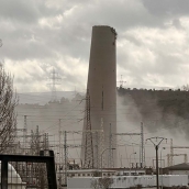 Chimenea de Compostilla en pie tras la demolicion