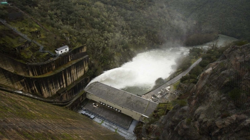 César Sánchez, ICAL. Desembalse de la presa del pantano de Bárcena, fuente del Azufre