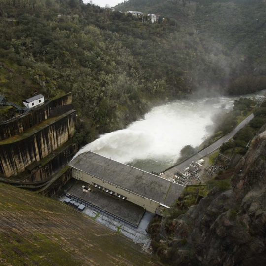 César Sánchez, ICAL. Desembalse de la presa del pantano de Bárcena, fuente del Azufre
