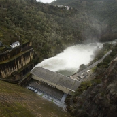 César Sánchez, ICAL. Desembalse de la presa del pantano de Bárcena, fuente del Azufre