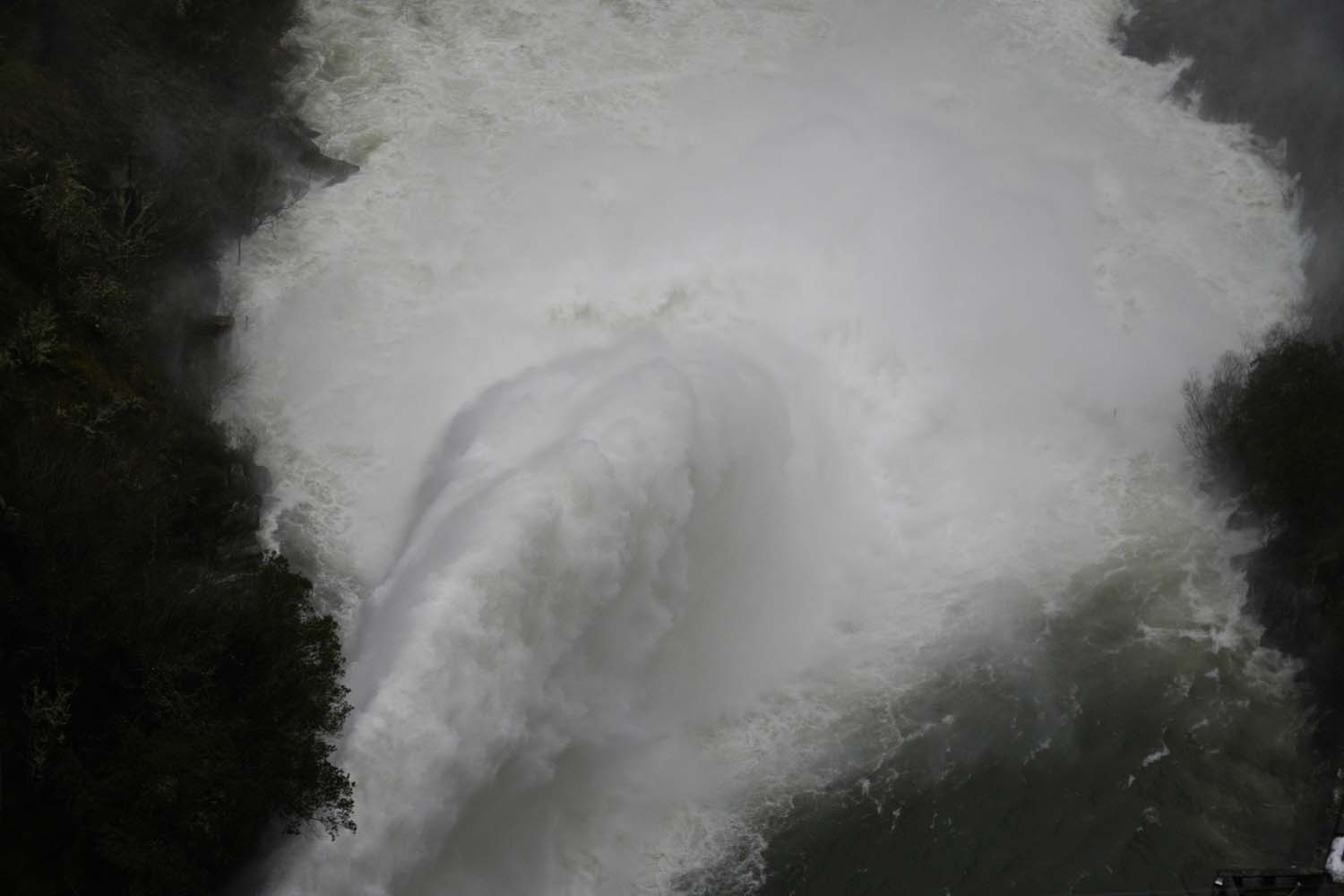 César Sánchez, ICAL. Desembalse de la presa del pantano de Bárcena, fuente del Azufre (2)