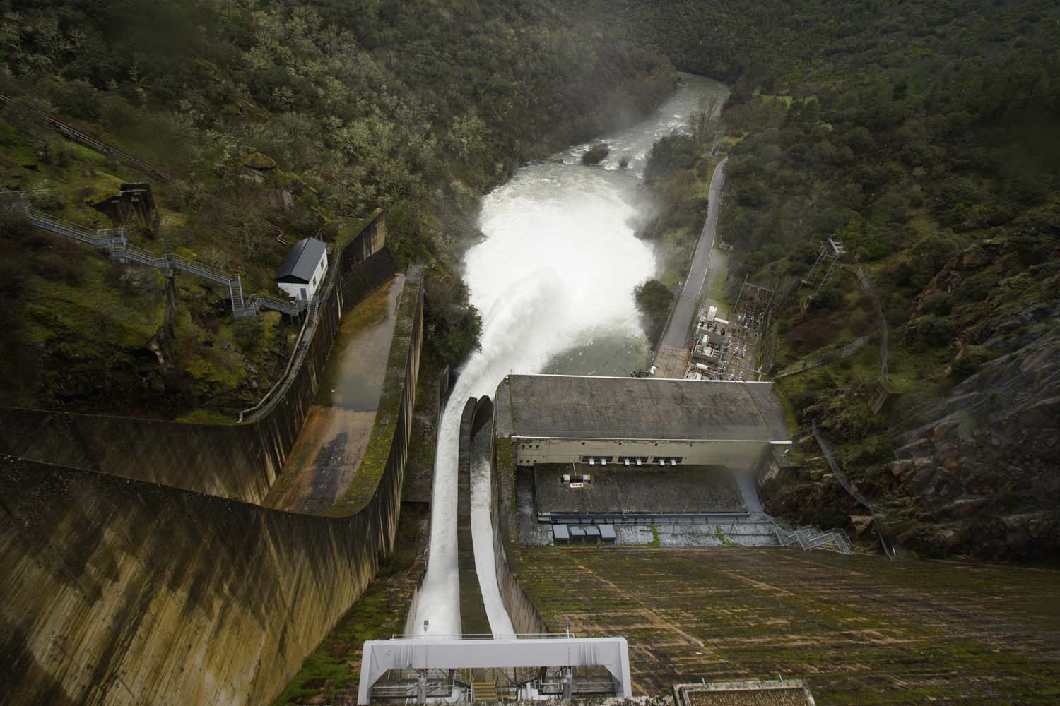 César Sánchez, ICAL. Desembalse de la presa del pantano de Bárcena, fuente del Azufre (1)