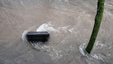 César Sánchez ICAL. Desbordamiento del río Sil a su paso por el paseo del parque de la Concordia de Ponferrada 
