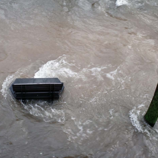 César Sánchez ICAL. Desbordamiento del río Sil a su paso por el paseo del parque de la Concordia de Ponferrada 