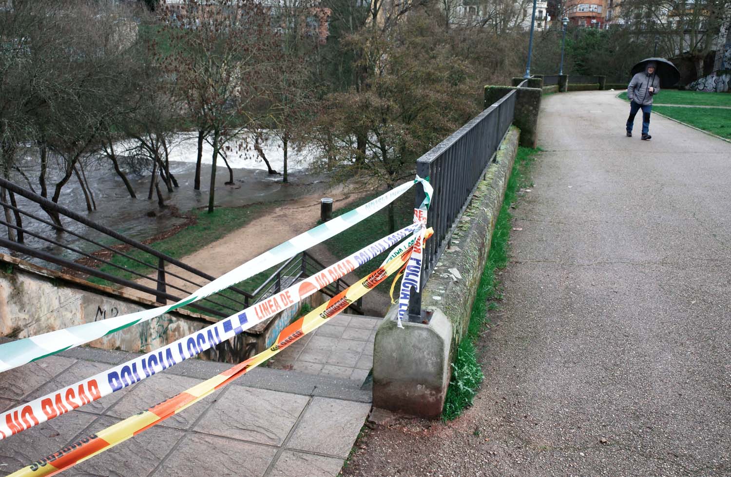 César Sánchez ICAL. Desbordamiento del río Sil a su paso por el paseo del parque de la Concordia de Ponferrada (2)