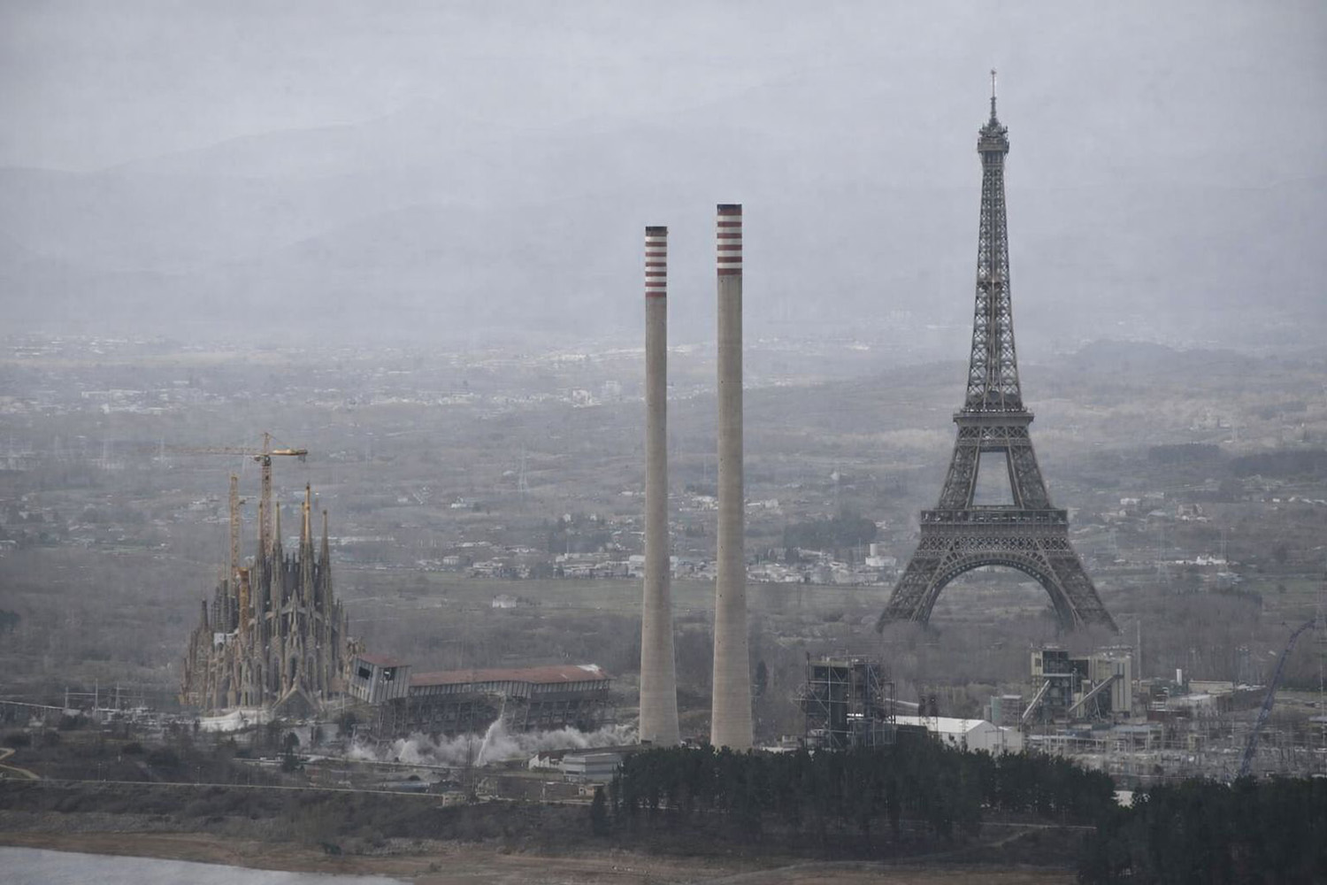 Las chimeneas de Compostilla se comparan con la Sagrada Familia y la Torre Eiffel. Imagen realizada con IA