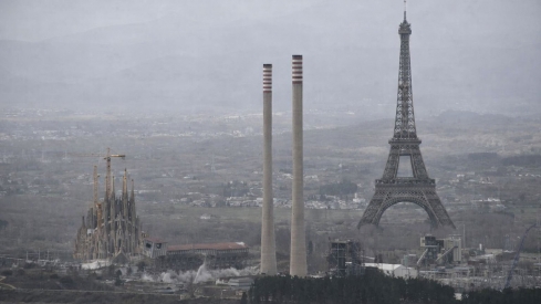 Las chimeneas de Compostilla se comparan con la Sagrada Familia y la Torre Eiffel. Imagen realizada con IA Las chimeneas de Compostilla se comparan con la Sagrada Familia y la Torre Eiffel. Imagen realizada con IA